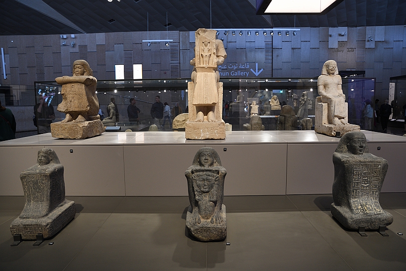 44 MAK_7108.jpg - Insieme di “statue cubo” che raffigurano un dignitario accovacciato che offrivano un'ampia superficie per incidere testi geroglifici, spesso formule di offerta per garantire provviste al defunto nel tempio.